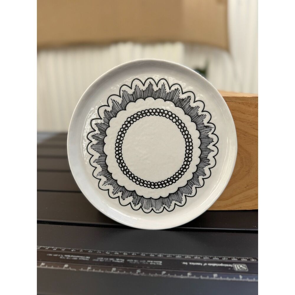 Crate and Barrel B&W Mercer Flowers Thin Glazed Porcelain Salad Desert Plate